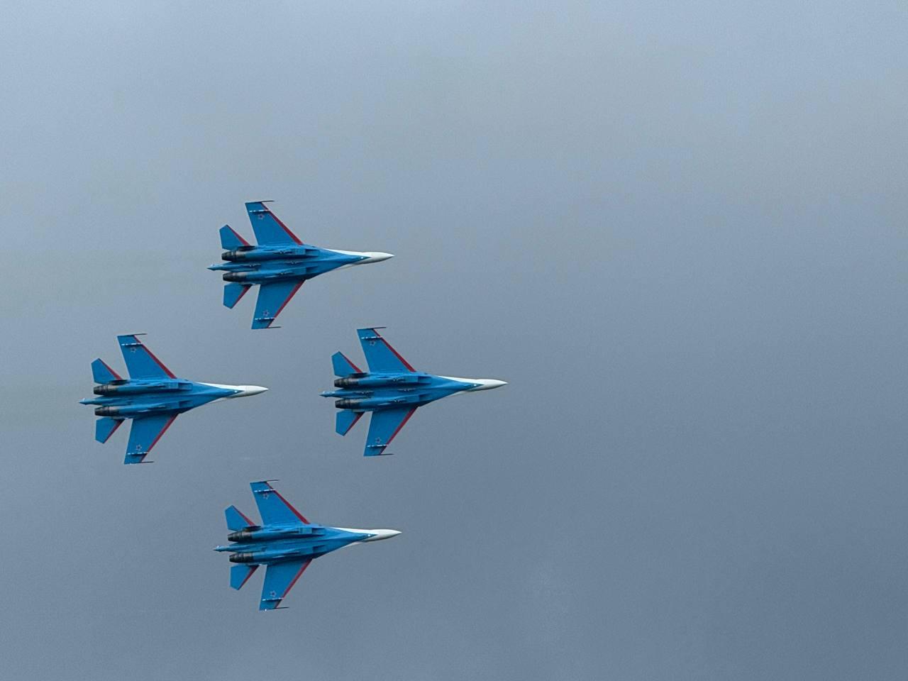 Фото «Встречают как рок-звезд»: Тысячи новосибирцев скандируют «Ура!» на авиашоу в Мочище. ОНЛАЙН 72